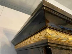 Schrank Trionfo T110 Hochglanz mit Marmorierung und Blattgold Konturen