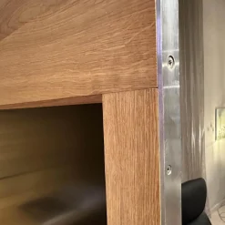 Schrank Varus Asteiche mit Glas Grau Knorrige Eiche Geölt Floatglas Dunkelbraun Matt