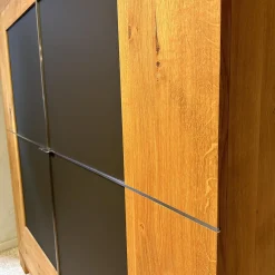 Schrank Varus Asteiche mit Glas Grau Knorrige Eiche Geölt Floatglas Dunkelbraun Matt