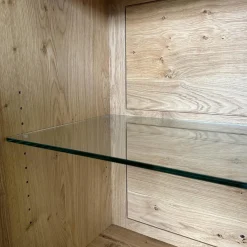 Schrank Varus Knorrige Eiche Natur Geölt Fronten Glas 9005 Schwarz Glänzend Mit Edelstahlkanten