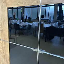 Schrank Varus Knorrige Eiche Natur Geölt Fronten Glas 9005 Schwarz Glänzend Mit Edelstahlkanten