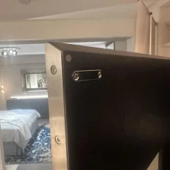 Schrank Varus Korpus Knorrige Eiche Wengefarben Dunkelbraun Front Glas Optiwhite Weiß Matt