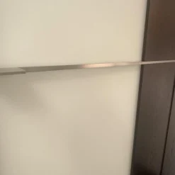 Schrank Varus Korpus Knorrige Eiche Wengefarben Dunkelbraun Front Glas Optiwhite Weiß Matt