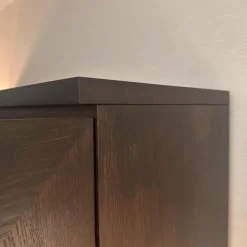 Schrank Varus Korpus Knorrige Eiche Wengefarben Dunkelbraun Front Glas Optiwhite Weiß Matt