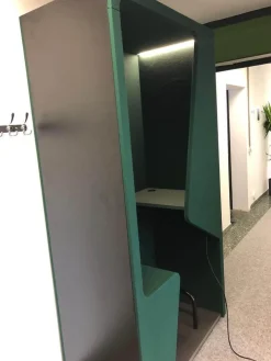 Schrankkoje Parkour Fonzelle Rückwand Beidseitiger Stoff Wolle Blazer Cardiff Grün Außenkorpus Schwarz Mit LED-Beleuchtung