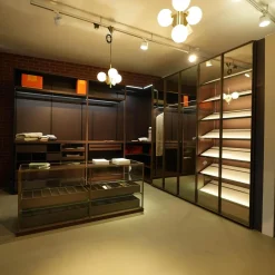 Schranksystem Storage Holzoberfläche Eucalyptus Fronten Rauchglas Struktur Messing Brunito R16