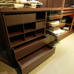 Schranksystem Storage Holzoberfläche Eucalyptus Fronten Rauchglas Struktur Messing Brunito R16