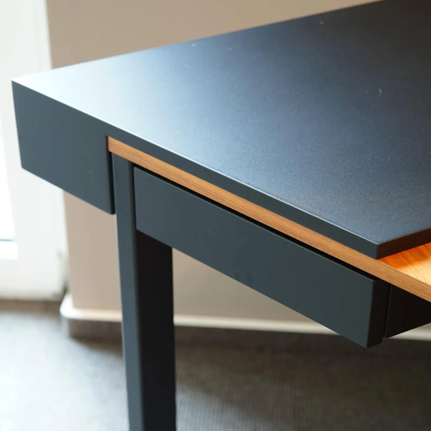 Schreibtisch Clarion Platte Geprägtes MDF Und Nussbaum Gestell Stahl Schwarz Inklusive Sessel Ginger Ale