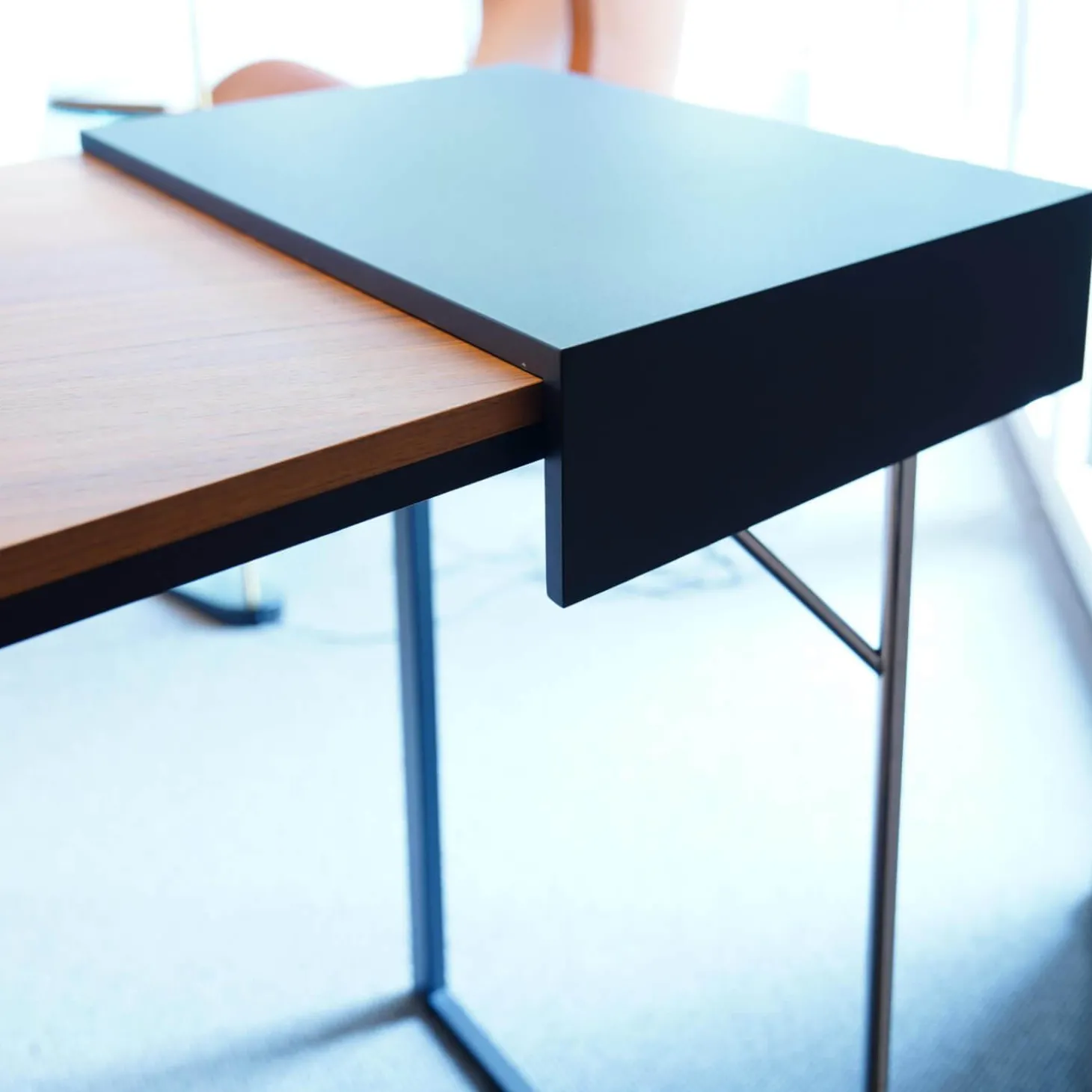 Schreibtisch Clarion Platte Geprägtes MDF Und Nussbaum Gestell Stahl Schwarz Inklusive Sessel Ginger Ale