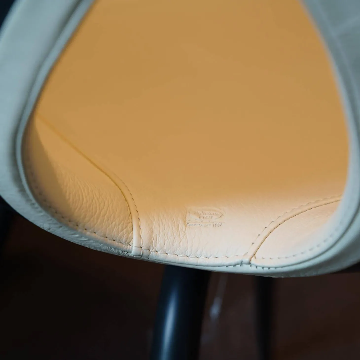 Schreibtisch Clarion Platte Geprägtes MDF Und Nussbaum Gestell Stahl Schwarz Inklusive Sessel Ginger Ale