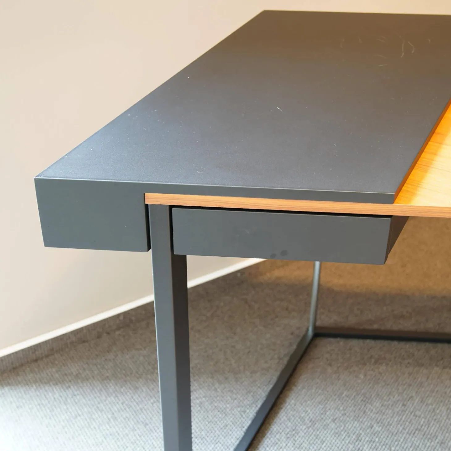 Schreibtisch Clarion Platte Geprägtes MDF Und Nussbaum Gestell Stahl Schwarz Inklusive Sessel Ginger Ale