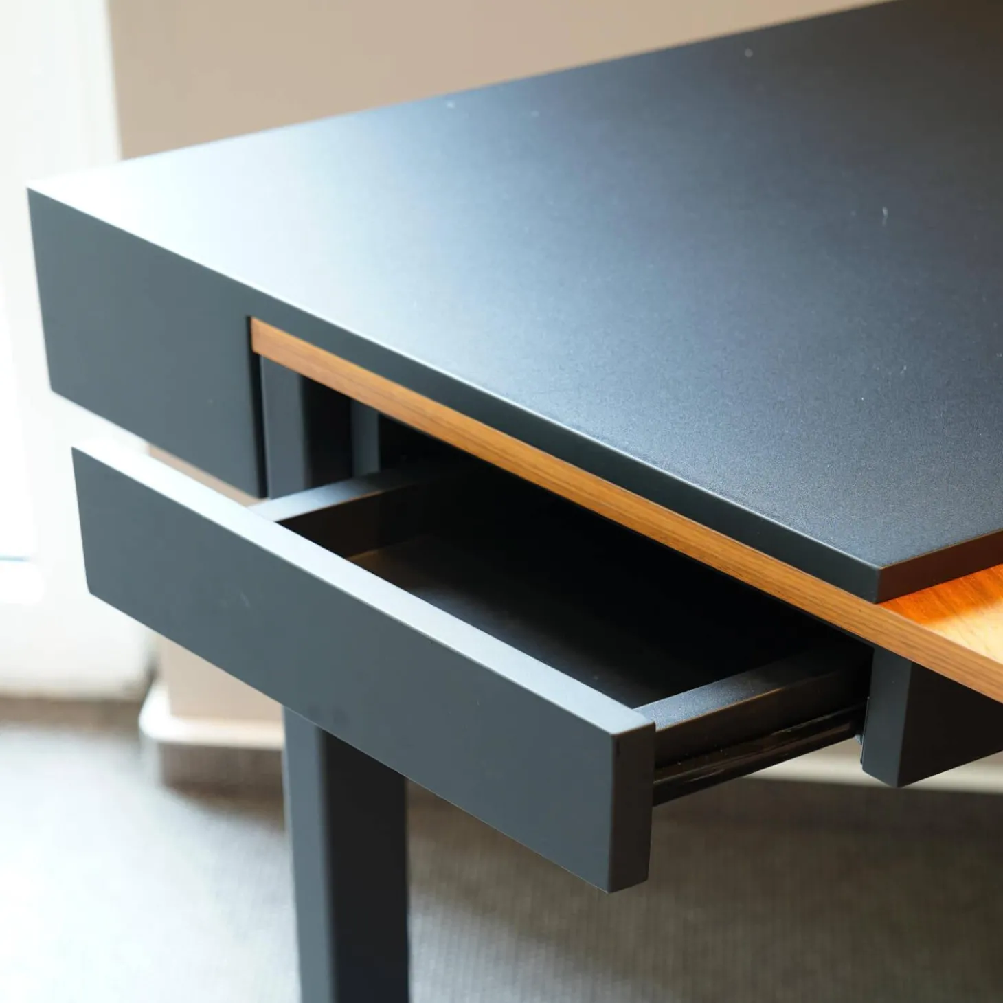 Schreibtisch Clarion Platte Geprägtes MDF Und Nussbaum Gestell Stahl Schwarz Inklusive Sessel Ginger Ale