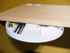 Schreibtisch Floater Bezug Stoff Curry 7204 Tischplatte Esche Furnier Natur Geölt Mit Stuhl Cordia Bezug Stoff Tanne 9727 5 Fuß Gestell Mit Rollen F01 Schwarzbraun Feinstruktur