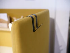 Schreibtisch Floater Bezug Stoff Curry 7204 Tischplatte Esche Furnier Natur Geölt Mit Stuhl Cordia Bezug Stoff Tanne 9727 5 Fuß Gestell Mit Rollen F01 Schwarzbraun Feinstruktur