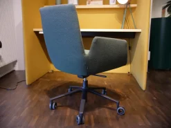 Schreibtisch Floater Bezug Stoff Curry 7204 Tischplatte Esche Furnier Natur Geölt Mit Stuhl Cordia Bezug Stoff Tanne 9727 5 Fuß Gestell Mit Rollen F01 Schwarzbraun Feinstruktur