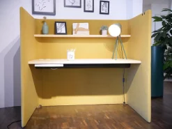 Schreibtisch Floater Bezug Stoff Curry 7204 Tischplatte Esche Furnier Natur Geölt Mit Stuhl Cordia Bezug Stoff Tanne 9727 5 Fuß Gestell Mit Rollen F01 Schwarzbraun Feinstruktur