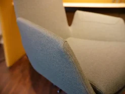 Schreibtisch Floater Bezug Stoff Curry 7204 Tischplatte Esche Furnier Natur Geölt Mit Stuhl Cordia Bezug Stoff Tanne 9727 5 Fuß Gestell Mit Rollen F01 Schwarzbraun Feinstruktur