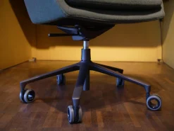 Schreibtisch Floater Bezug Stoff Curry 7204 Tischplatte Esche Furnier Natur Geölt Mit Stuhl Cordia Bezug Stoff Tanne 9727 5 Fuß Gestell Mit Rollen F01 Schwarzbraun Feinstruktur