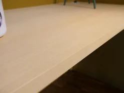 Schreibtisch Floater Bezug Stoff Curry 7204 Tischplatte Esche Furnier Natur Geölt Mit Stuhl Cordia Bezug Stoff Tanne 9727 5 Fuß Gestell Mit Rollen F01 Schwarzbraun Feinstruktur