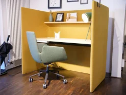 Schreibtisch Floater Bezug Stoff Curry 7204 Tischplatte Esche Furnier Natur Geölt Mit Stuhl Cordia Bezug Stoff Tanne 9727 5 Fuß Gestell Mit Rollen F01 Schwarzbraun Feinstruktur