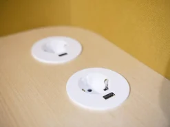 Schreibtisch Floater Bezug Stoff Curry 7204 Tischplatte Esche Furnier Natur Geölt Mit Stuhl Cordia Bezug Stoff Tanne 9727 5 Fuß Gestell Mit Rollen F01 Schwarzbraun Feinstruktur