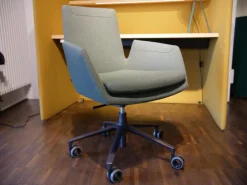 Schreibtisch Floater Bezug Stoff Curry 7204 Tischplatte Esche Furnier Natur Geölt Mit Stuhl Cordia Bezug Stoff Tanne 9727 5 Fuß Gestell Mit Rollen F01 Schwarzbraun Feinstruktur