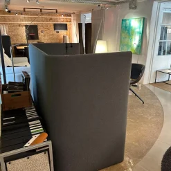 Schreibtisch Floater LAB 84920 Platte Esche Grau Stoff 10078 Jaspis Grau Grün Inklusive Kabeldurchlässe Und Beleuchtung Ohne Hocker