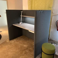 Schreibtisch Floater LAB 84920 Platte Esche Grau Stoff 10078 Jaspis Grau Grün Inklusive Kabeldurchlässe Und Beleuchtung Ohne Hocker