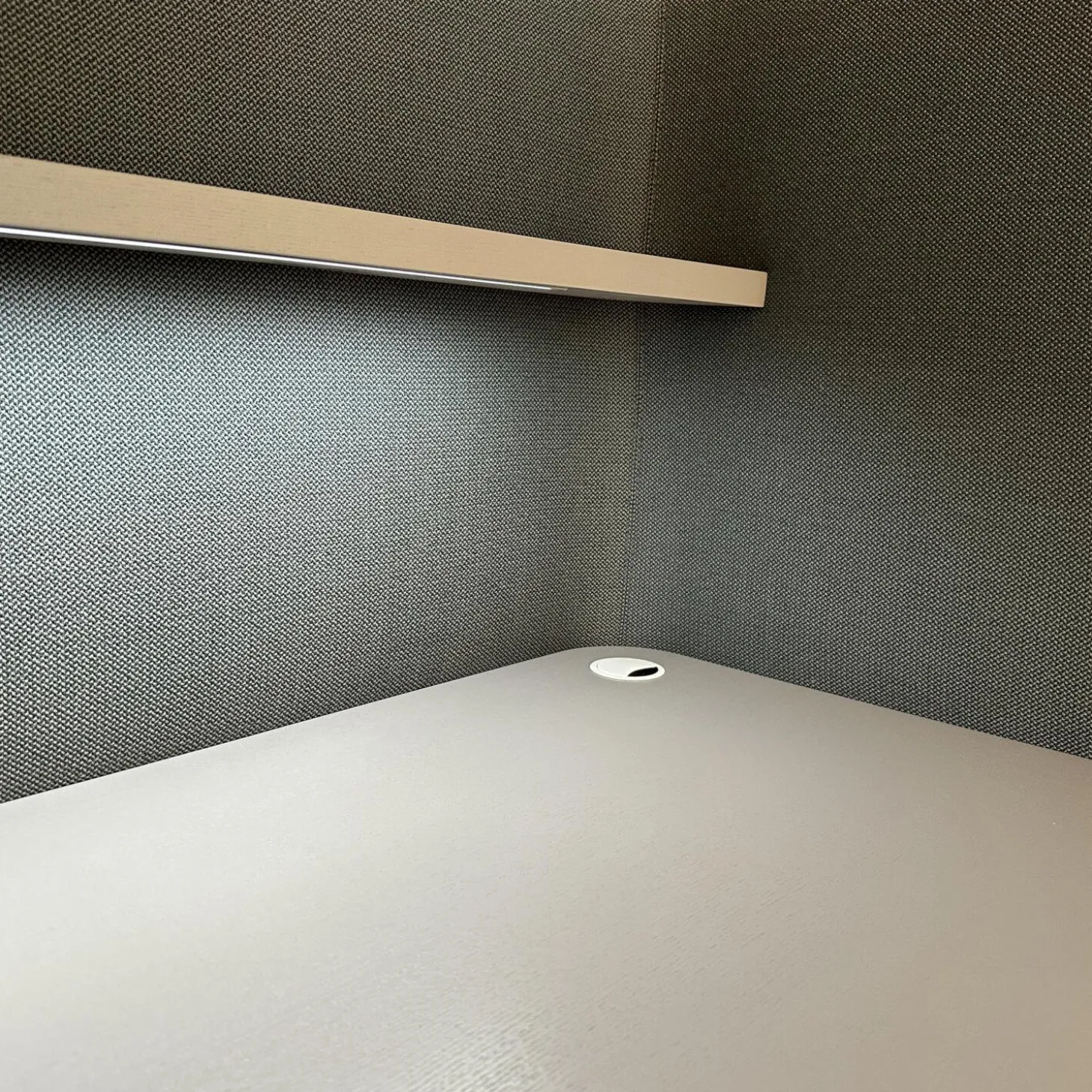 Schreibtisch Floater LAB 84920 Platte Esche Grau Stoff 10078 Jaspis Grau Grün Inklusive Kabeldurchlässe Und Beleuchtung Ohne Hocker