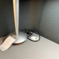 Schreibtisch Floater LAB 84920 Platte Esche Grau Stoff 10078 Jaspis Grau Grün Inklusive Kabeldurchlässe Und Beleuchtung Ohne Hocker