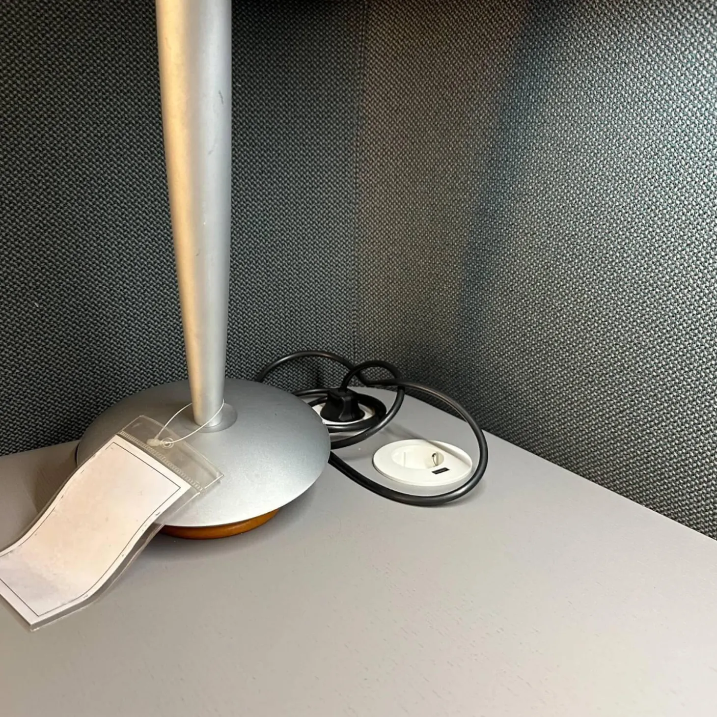 Schreibtisch Floater LAB 84920 Platte Esche Grau Stoff 10078 Jaspis Grau Grün Inklusive Kabeldurchlässe Und Beleuchtung Ohne Hocker