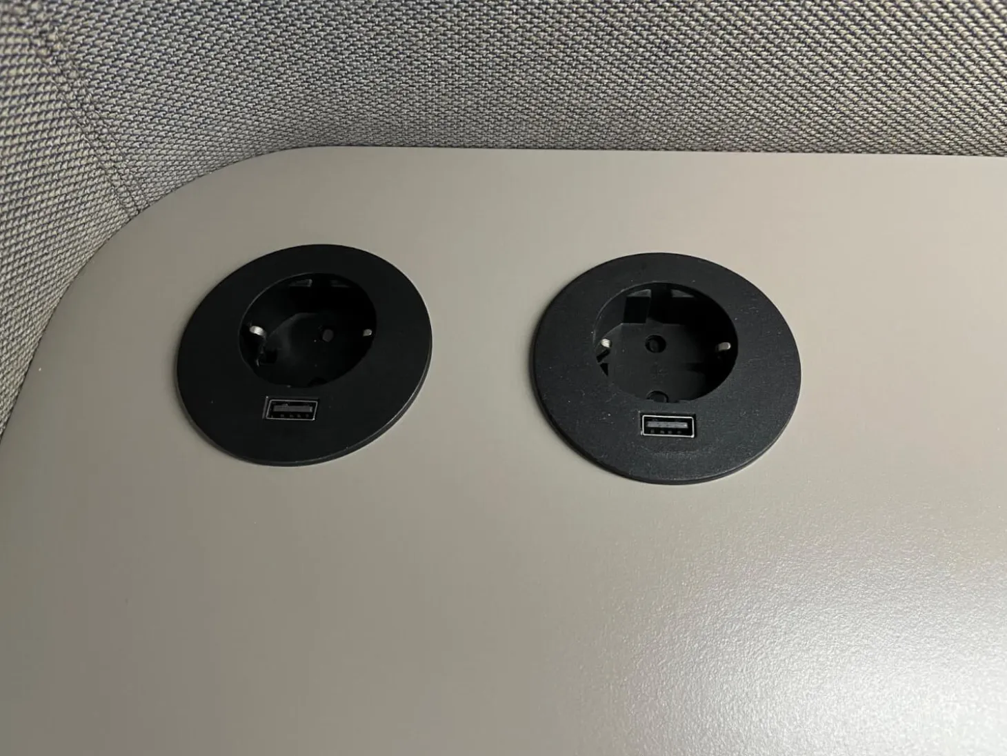 Schreibtisch Floater Stoff P22 Basalt Grau mit Beleuchtung