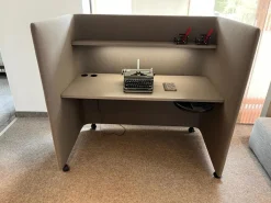 Schreibtisch Floater Stoff P22 Basalt Grau mit Beleuchtung