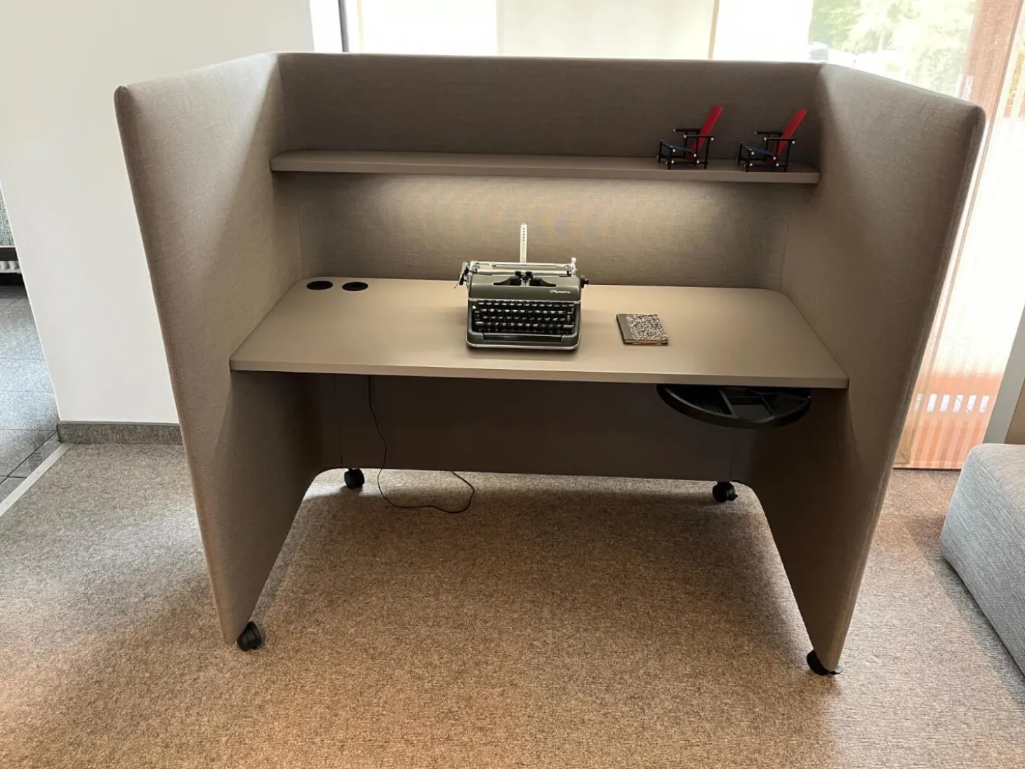 Schreibtisch Floater Stoff P22 Basalt Grau mit Beleuchtung