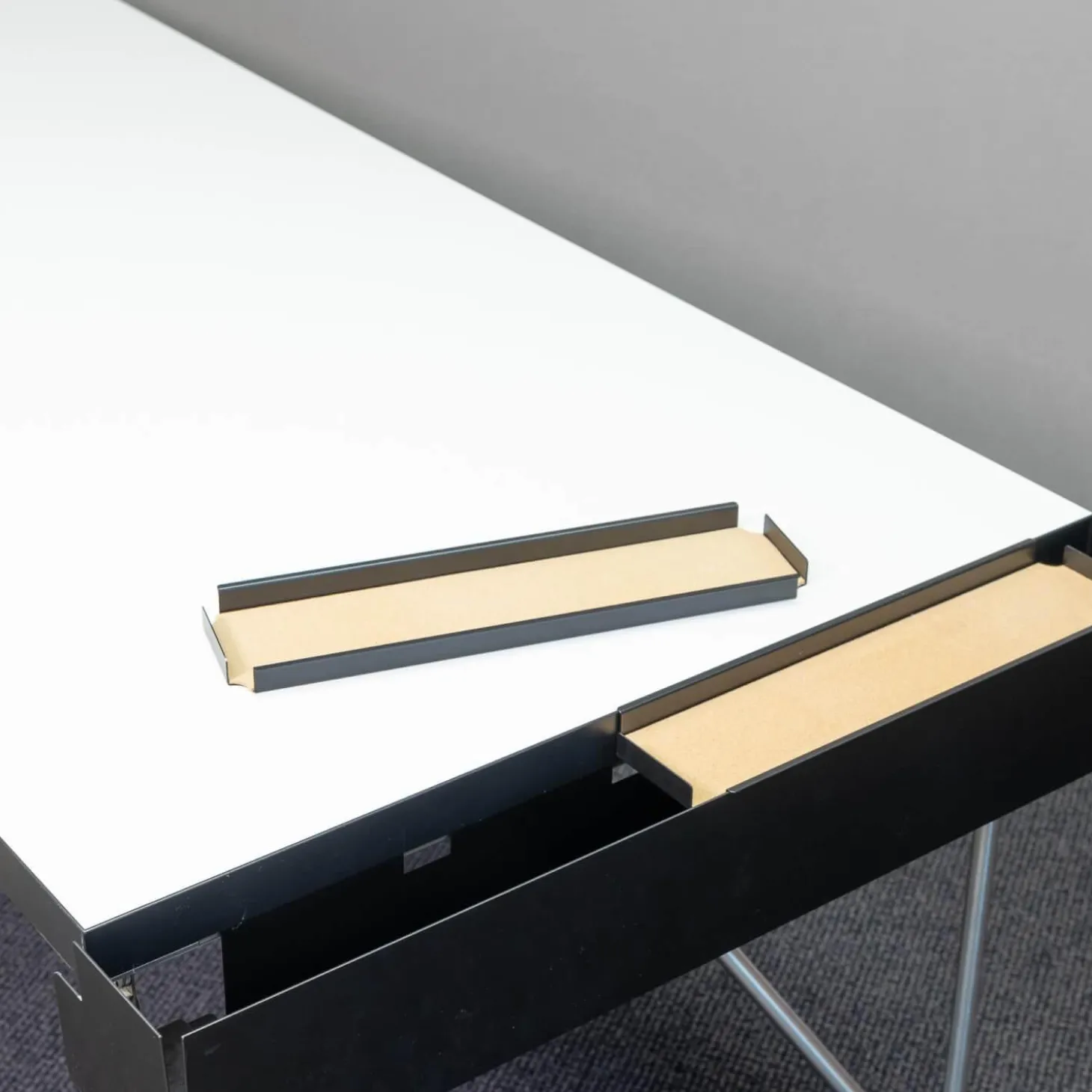 Schreibtisch Rackpod Auf Sockelfüßen mit Ablagefach