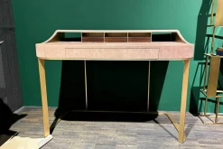 Schreibtisch Yves Tischplatte MDF Leder Kashmir Hell Rose Gestell Messing Matt