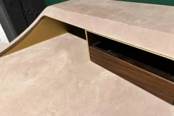 Schreibtisch Yves Tischplatte MDF Leder Kashmir Hell Rose Gestell Messing Matt