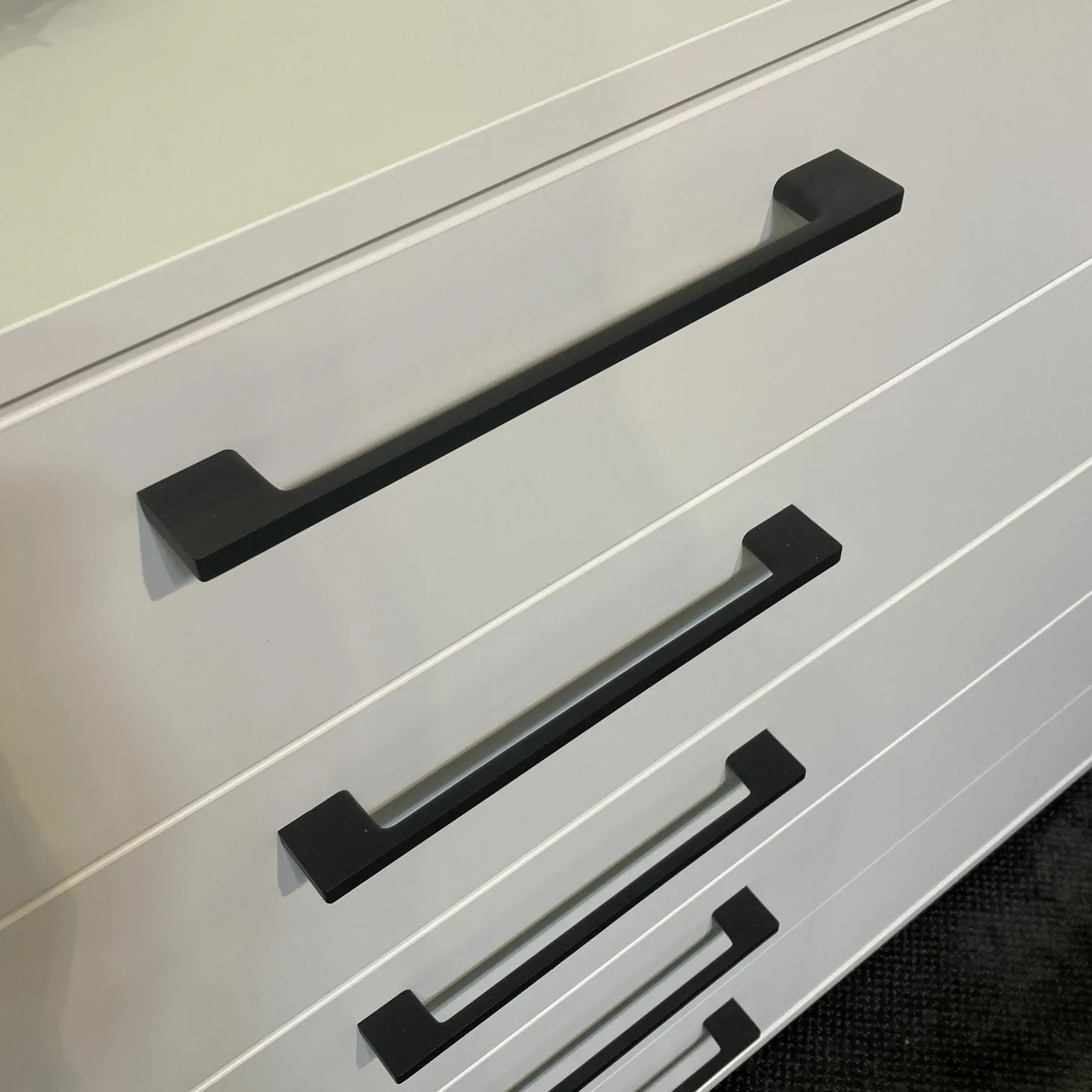 Schubladenkommode Daisy Korpus Lack Weiß Griffe Eckig Matt Anthrazit