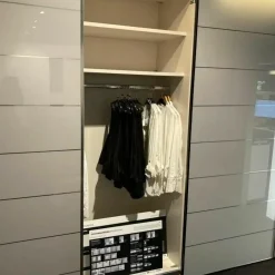 Schwebetürenschrank Arango Korpus Dekor Saphir Grau Beige Front Glas Saphir Grau Beige Zierlinien Griffe Chrom Inklusive Beleuchtung