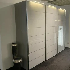 Schwebetürenschrank Arango Korpus Dekor Saphir Grau Beige Front Glas Saphir Grau Beige Zierlinien Griffe Chrom Inklusive Beleuchtung