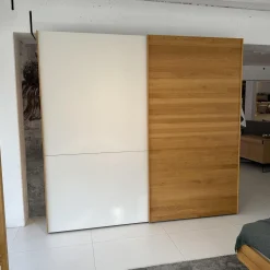 Schwebetürenschrank Lunetto Eiche Naturöl Glas Naturweiß Matt mit Innenbeleuchtung