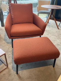 Sessel 561 Jon Stoff 24 Kupferbraun Füße Metall Schwarz mit Hocker