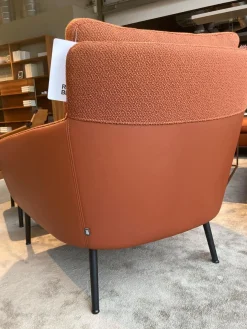 Sessel 561 Jon Stoff 24 Kupferbraun Füße Metall Schwarz mit Hocker