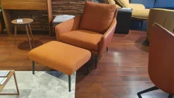 Sessel 561 Jon Stoff 24 Kupferbraun Füße Metall Schwarz mit Hocker