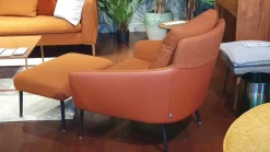 Sessel 561 Jon Stoff 24 Kupferbraun Füße Metall Schwarz mit Hocker