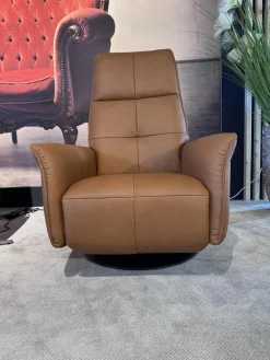 Sessel 9361 Leder Soft Nappa Bright Braun Drehteller Pulverbeschichtet Schwarz 2 Motorisch Mit Aufstehhilfe Inklusive Getrennt Verstellbarer Rücken Und Beinauflage