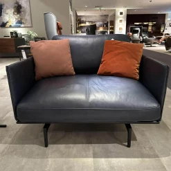 Sessel 536 Liv Smart Leder 42 103 Dunkelschwarzblau Gestell Aluminium Verkehrsschwarz Schwarz Inklusive Kissen