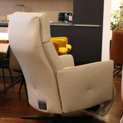 Sessel Alva Leder Montana Pearl Beige Sternfuß Metall Schwarz