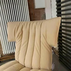 Sessel Ample Leder Beige Mou Gestell Schwarz mit Hocker