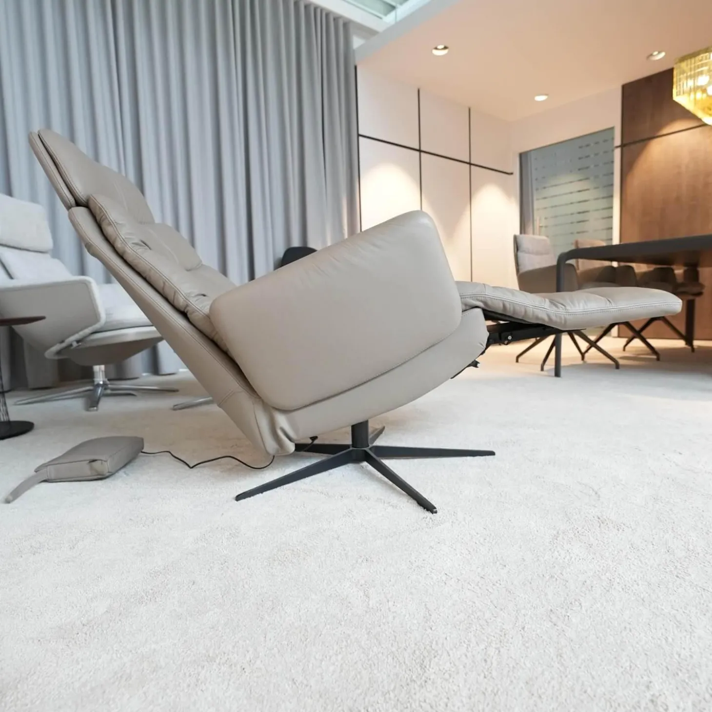 Sessel Arva E Lounge Leder Sauvage Schlammgrau 8103 Grau 5 Fuß Stern Gestell Schwarz M01 Mit Kopfstütze